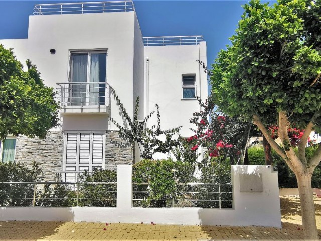 Satılık yarı müstakil villa 3+1 Caesar Beach mükemmel durumda