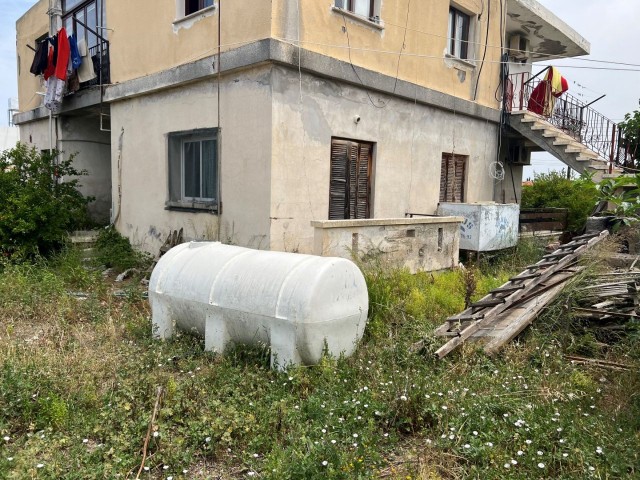 GİRNE, KARŞIYAKA, nur wenige Gehminuten vom Meer entfernt. EIN ZWEISTÖCKIGES HAUS verfügt über ein Erdgeschoss und einen 600 m2 großen Garten - DOĞAN BORANSEL: WhatsApp/ Mobil: +90 533 867 19 11