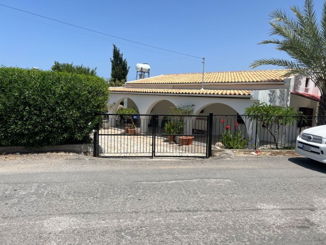 GİRNE , KARŞIYAKA'da  very good condition and FULLY FURNISHED 2+1 BUNGALOW with  1,761 m2  GARDEN SIZE AND WATER WELL WITH EXCELLENT SEA AND MOUNTAIN VIEW  : DOĞAN BORANSEL : Mobil