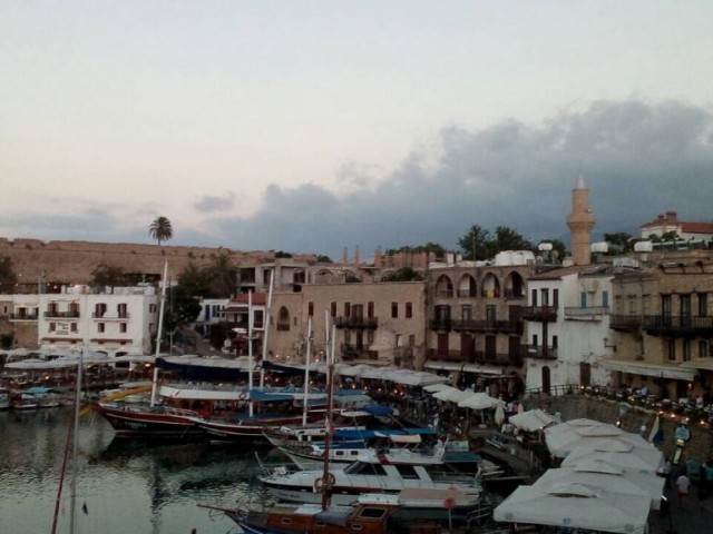 SEHR BESONDERE WOHNUNG ***** HERRLICHE 2-ZIMMER-WOHNUNG MIT HAFENBLICK IM HAFEN VON KYRENIA