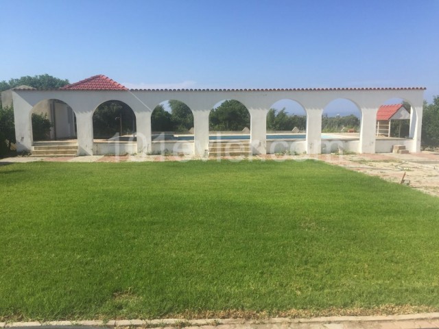 DIE EINZIGE AUTORISIERTE AGENTUR – 4+1 VILLA mit einem herrlichen großen Garten und Swimmingpool in LAPTA, GIRNE: Doğan Boransel: 0533-8671911