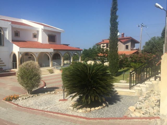 DIE EINZIGE AUTORISIERTE AGENTUR – 4+1 VILLA mit einem herrlichen großen Garten und Swimmingpool in LAPTA, GIRNE: Doğan Boransel: 0533-8671911