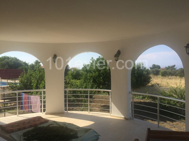 DIE EINZIGE AUTORISIERTE AGENTUR – 4+1 VILLA mit einem herrlichen großen Garten und Swimmingpool in LAPTA, GIRNE: Doğan Boransel: 0533-8671911