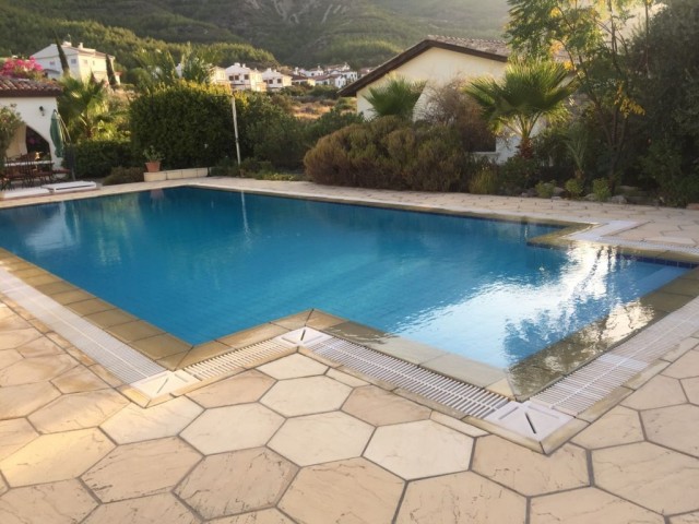 DRINGENDER VERKAUF IN KYRENIA LAPTA REGION 3+1 POOLBUNGALOW MIT SEHR SCHÖNEM MEER- UND BERGBLICK DOĞAN BORANSEL 05338671911