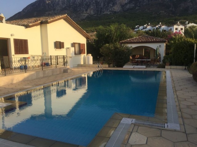 DRINGENDER VERKAUF IN KYRENIA LAPTA REGION 3+1 POOLBUNGALOW MIT SEHR SCHÖNEM MEER- UND BERGBLICK DOĞAN BORANSEL 05338671911