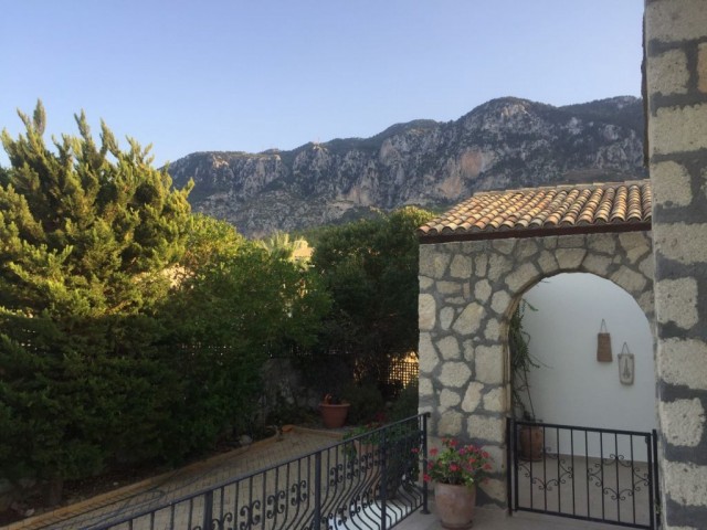 DRINGENDER VERKAUF IN KYRENIA LAPTA REGION 3+1 POOLBUNGALOW MIT SEHR SCHÖNEM MEER- UND BERGBLICK DOĞAN BORANSEL 05338671911