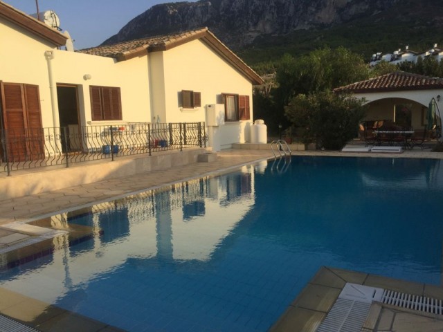 DRINGENDER VERKAUF IN KYRENIA LAPTA REGION 3+1 POOLBUNGALOW MIT SEHR SCHÖNEM MEER- UND BERGBLICK DOĞAN BORANSEL 05338671911