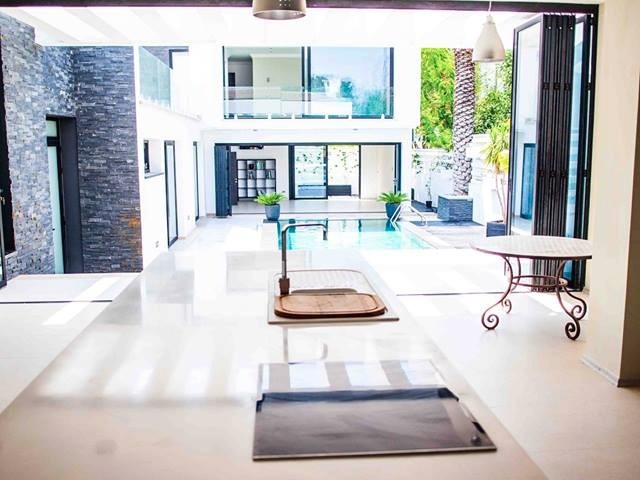 PRICE REDUCED   Girne merkezindeki 4/5 yatak odalı eşsşz tasarımlı ve yüzme havuzlu villa  