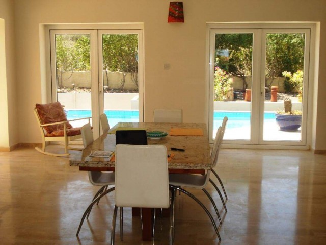 Wunderschöne Villa mit 4 Schlafzimmern und Pool auf einem Donum-Grundstück in Kyrenia/Alsancak