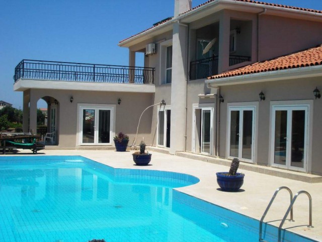 Wunderschöne Villa mit 4 Schlafzimmern und Pool auf einem Donum-Grundstück in Kyrenia/Alsancak