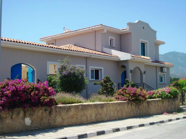 Wunderschöne Villa mit 4 Schlafzimmern und Pool auf einem Donum-Grundstück in Kyrenia/Alsancak