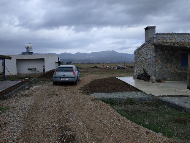 Lefkoşa Demirhan Bölgesinde Satılık Çiftlik Evi..