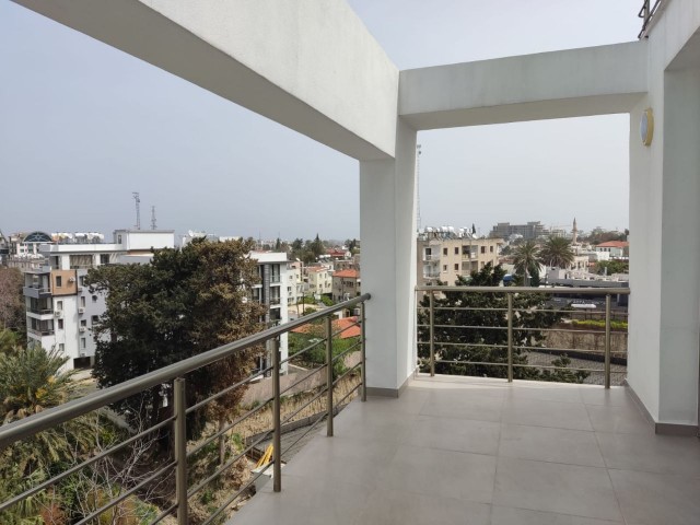 Girne Merkezde  Güzel Konumda Satılık 3+1 Penthouse