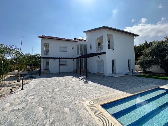 Kuzey Kıbrıs, Girne Alsancak Bölgesinde 1384 m² Arsa Üzerine İnşaa Edilmiş Satılık 5+1 Ultra Lüks 530 m² Villa 