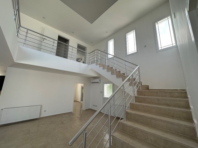 Kuzey Kıbrıs, Girne Alsancak Bölgesinde 1384 m² Arsa Üzerine İnşaa Edilmiş Satılık 5+1 Ultra Lüks 530 m² Villa 