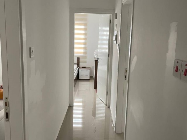 Satılık eşyalı ve eşyalı 2+1 oturmaya hazır daire. Gazimağusa'nın merkezinde, elit kompleks Golden Residence! her şey yürüme mesafesindedir! 9. katta. Sitede neler var: Resepsiyon, Fitness center, SPA salonu, Sauna, Cafe, Çocuk parkı, 2 havuz (açık ve kapalı) F