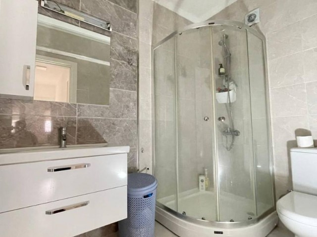 Satılık eşyalı ve eşyalı 2+1 oturmaya hazır daire. Gazimağusa'nın merkezinde, elit kompleks Golden Residence! her şey yürüme mesafesindedir! 9. katta. Sitede neler var: Resepsiyon, Fitness center, SPA salonu, Sauna, Cafe, Çocuk parkı, 2 havuz (açık ve kapalı) F