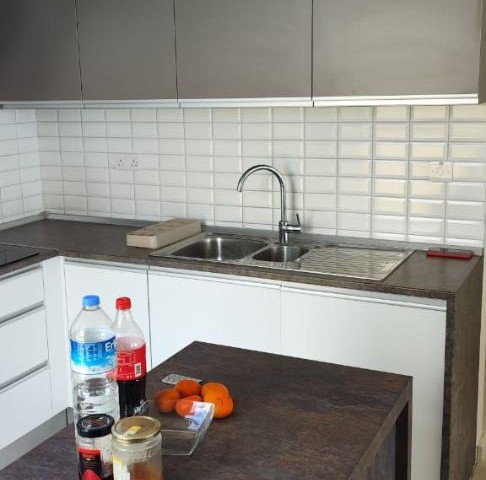 Abelia kompleksinde 2 + 1 satacağım, kompleksin arazisinde sauna, oyun alanı, yürüme mesafesinde bir dükkan var, denizden 2 dakika