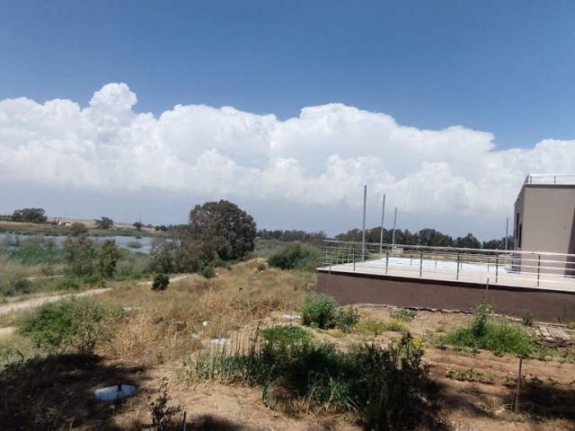 1 Präzedenzfallgrundstück mit Blick auf den Canakkale-Teich in der Region Famagusta Canakkale