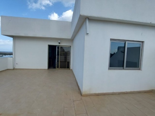 Komplett möblierte 2+1 Penthouse-Wohnung zum Verkauf mit Meerblick an der Salamis Road, Nordzypern Famagusta