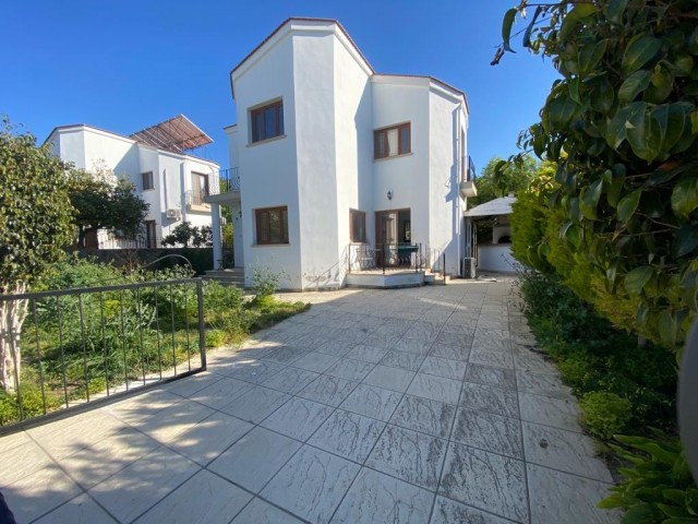 Girne Çatalköyde Deniz Manzaralı Ortak Havuzlu Müstakil 2+1 Villa 119000 Stg 