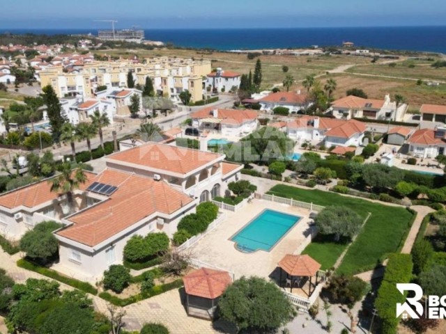 Girne Catalkoy'de Satilik Ultra Luks Villa 