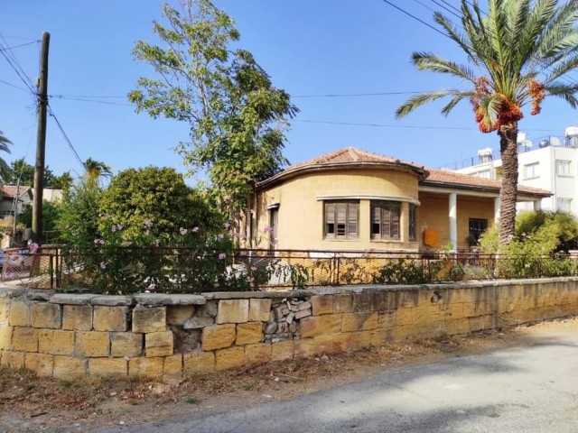 Türkisches Haus Aus Gelbem Stein-Eckgrundstück ** 