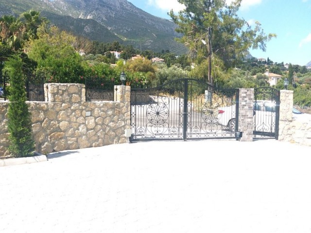 Villa mit großem Garten mit Blick auf Bellapais te nicht schließen ** 