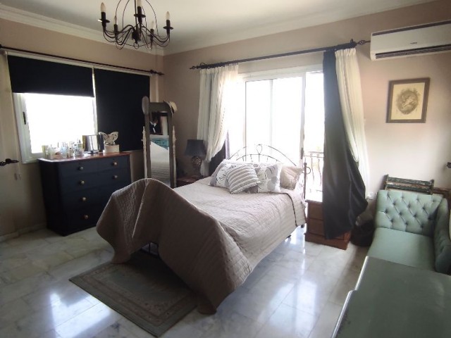 A WELL-KEPT, VERY STYLISH 4-BEDROOM HOUSE FOR SALE IN ALSANCAK ** 