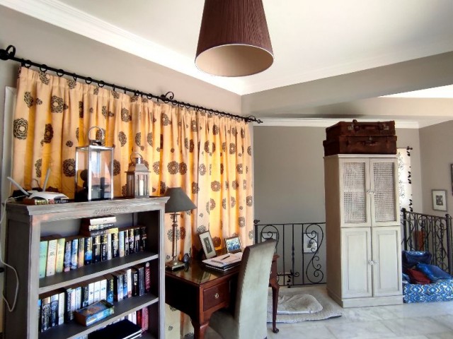 A WELL-KEPT, VERY STYLISH 4-BEDROOM HOUSE FOR SALE IN ALSANCAK ** 