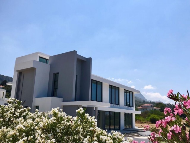 Çok merkezi konumda geniş modern villa