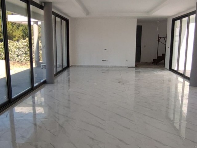 Çok merkezi konumda geniş modern villa