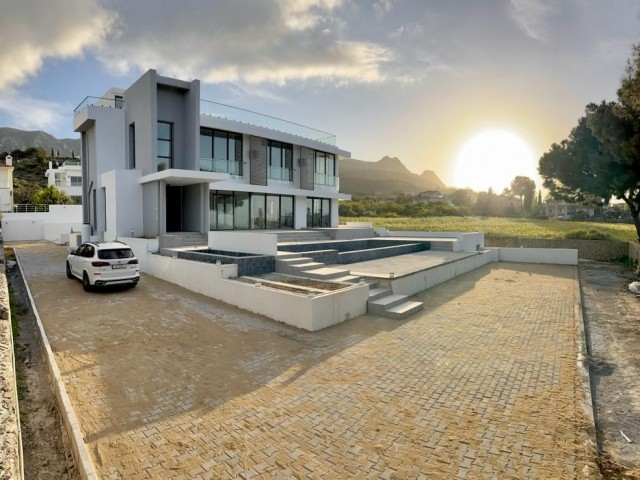 Spacious modern villa in a very central location ** 