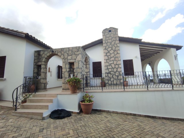 Well-Maintained Pool Villa with Wonderful Views ** 