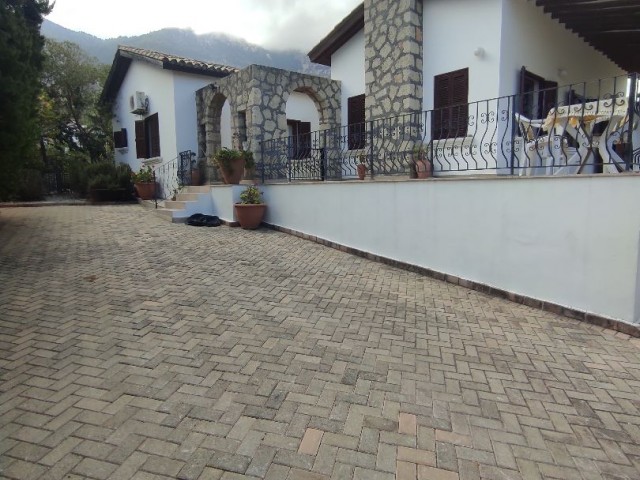 Well-Maintained Pool Villa with Wonderful Views ** 