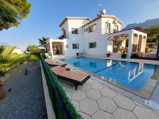 Zentral gelegene Villa mit 3 Schlafzimmern und Swimmingpool