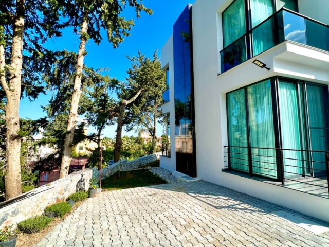 Villa for sale in a gated complex close to the main road 