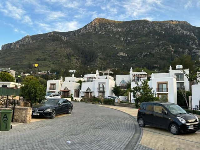 Wohnung mit freiem Blick in einer Anlage mit Pool in Karmi