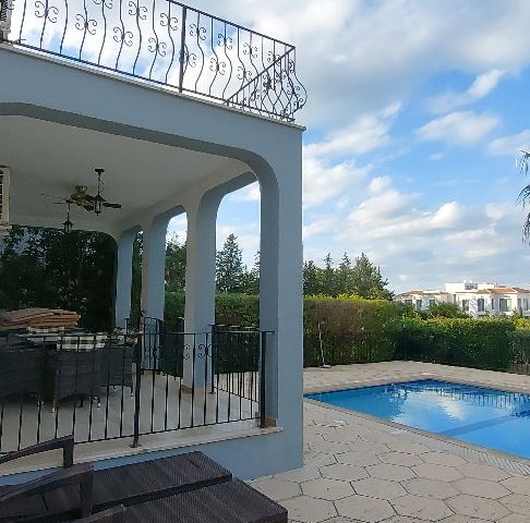 Villa with sea view and pool