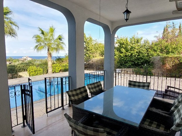 Villa mit Meerblick und Pool