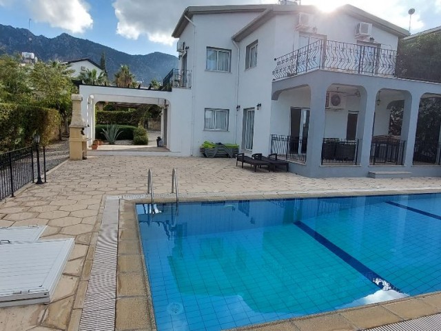 Villa mit Meerblick und Pool