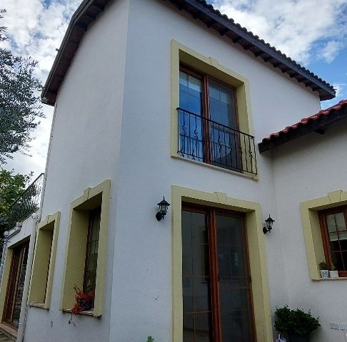 Villa with pool for rent close to the center