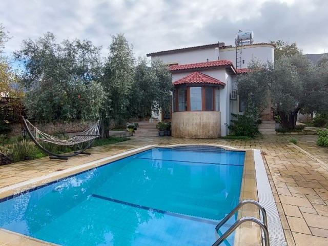 Villa with pool for rent close to the center