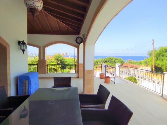 Villa with a magnificent view very close to the sea