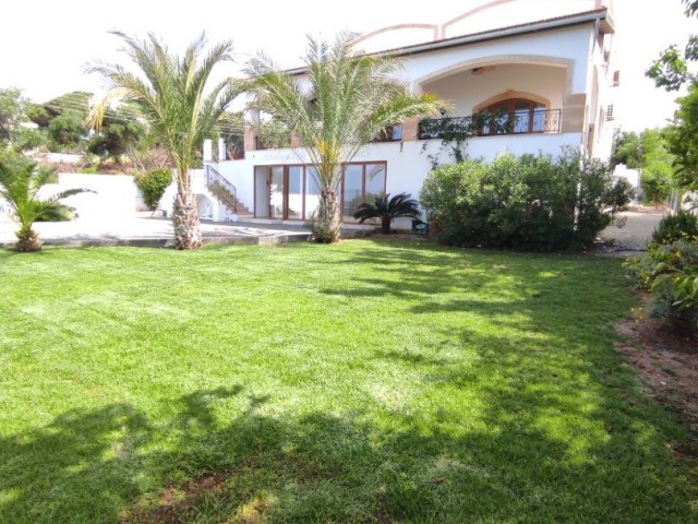 Villa with a magnificent view very close to the sea