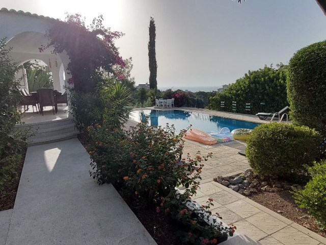 Einstöckige Villa mit Meerblick in Karsiyaka