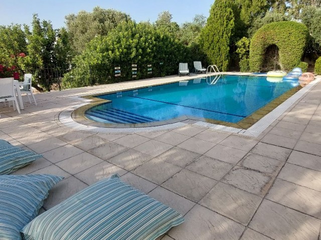 Einstöckige Villa mit Meerblick in Karsiyaka