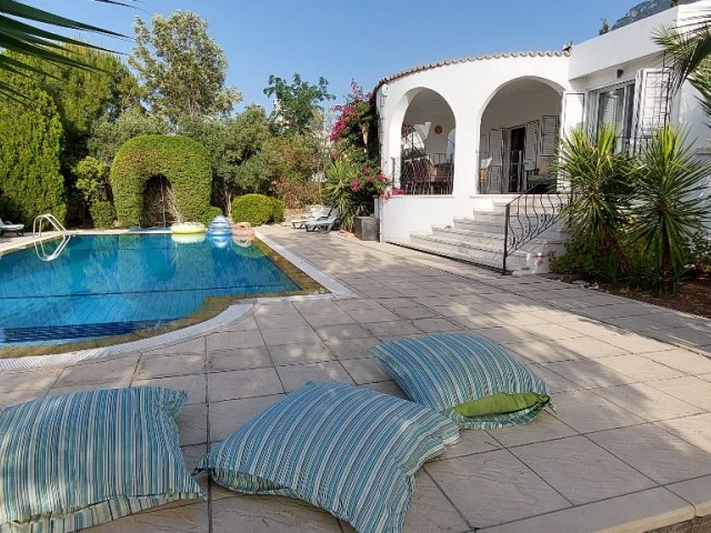 Einstöckige Villa mit Meerblick in Karsiyaka