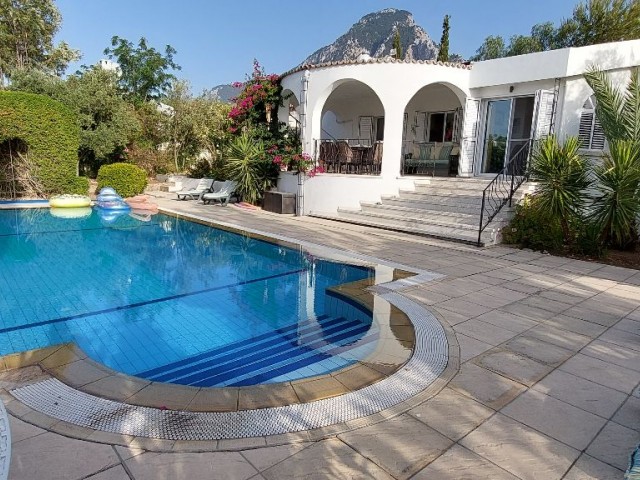 Einstöckige Villa mit Meerblick in Karsiyaka