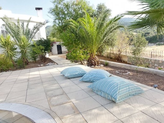 Einstöckige Villa mit Meerblick in Karsiyaka